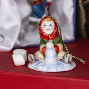 Девочка лепит снеговика