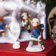 Мальчик играет в хоккей